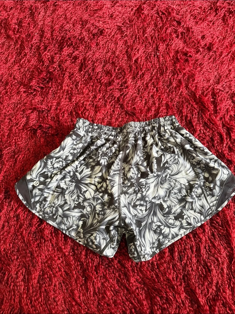 Lululemon Hotty Hot Short II *Tall 6